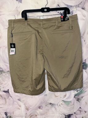 Under Armour Mens  Golf Shorts Khakis Performance Stretch Heatgear Size 40 NEW